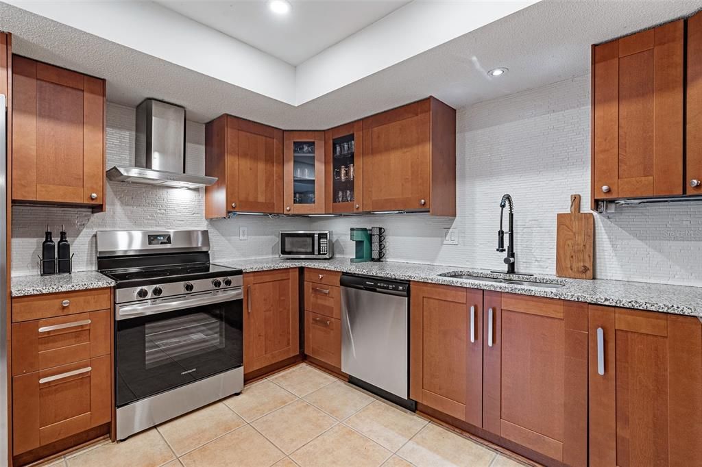 合同活跃: $329,000 (5 贝兹, 2 浴室, 1995 平方英尺)