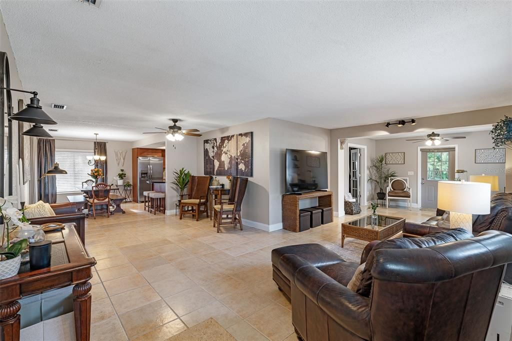 合同活跃: $329,000 (5 贝兹, 2 浴室, 1995 平方英尺)