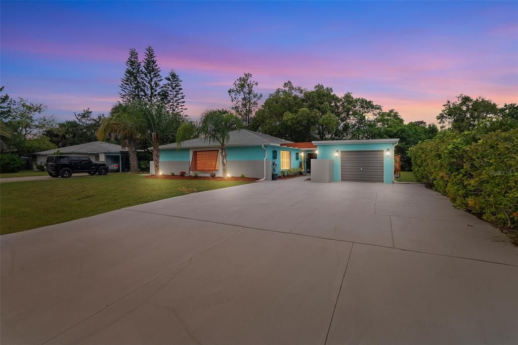 合同活跃: $329,000 (5 贝兹, 2 浴室, 1995 平方英尺)