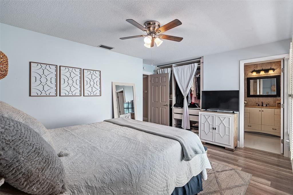 合同活跃: $329,000 (5 贝兹, 2 浴室, 1995 平方英尺)