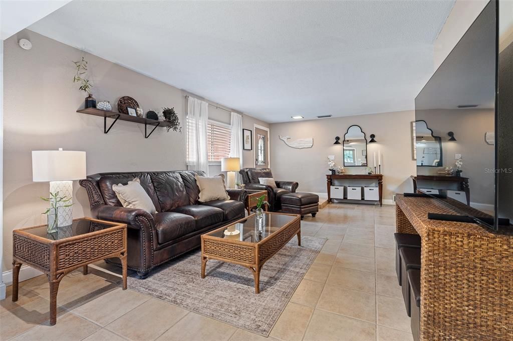 合同活跃: $329,000 (5 贝兹, 2 浴室, 1995 平方英尺)