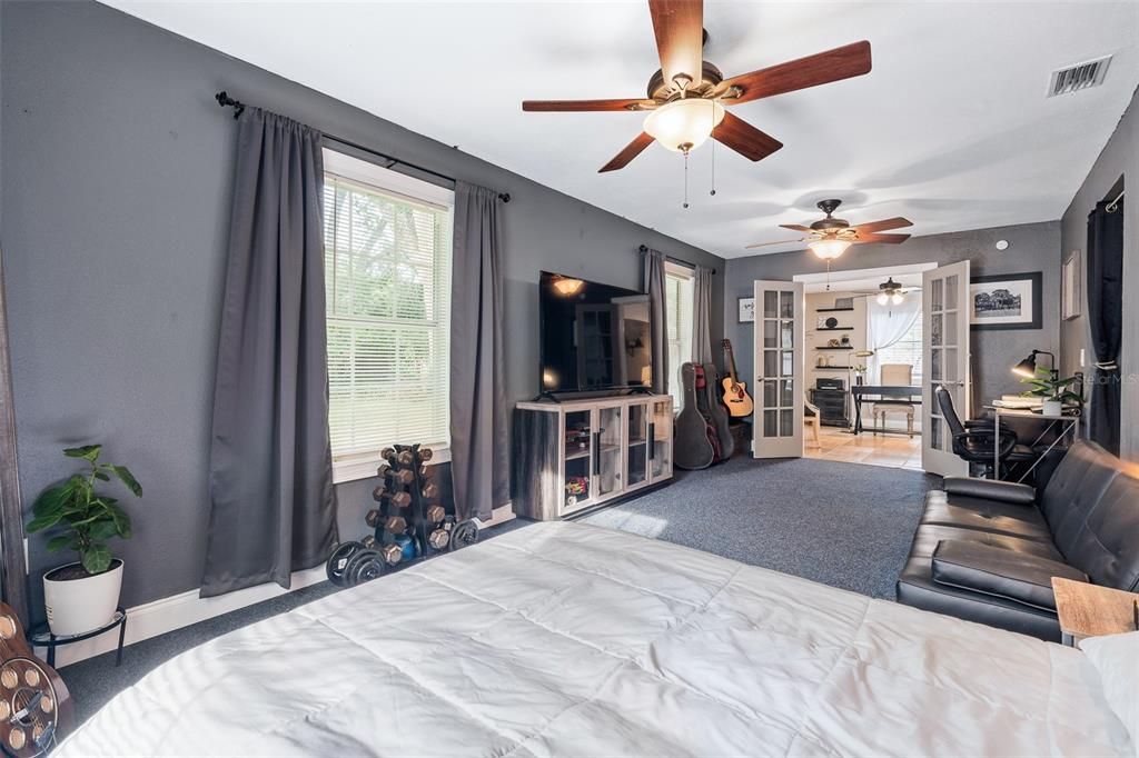 合同活跃: $329,000 (5 贝兹, 2 浴室, 1995 平方英尺)