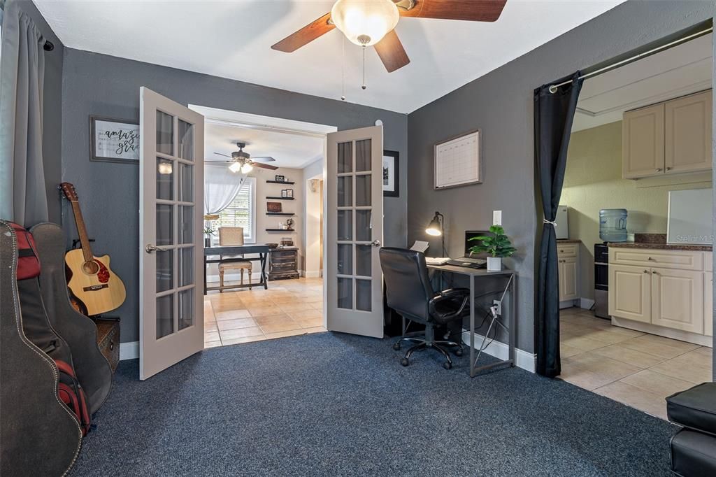 合同活跃: $329,000 (5 贝兹, 2 浴室, 1995 平方英尺)