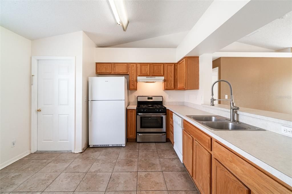 Active With Contract: $319,000 (3 beds, 2 baths, 1299 Square Feet)