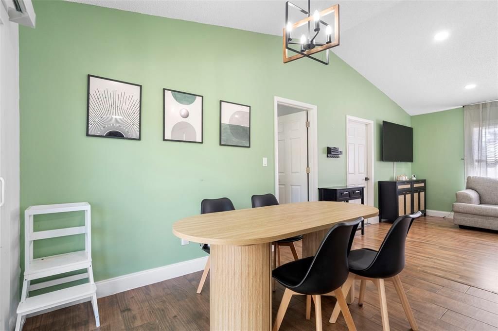 合同活跃: $269,900 (3 贝兹, 2 浴室, 1056 平方英尺)