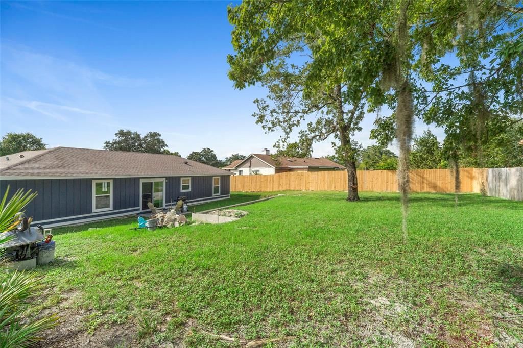 合同活跃: $269,900 (3 贝兹, 2 浴室, 1056 平方英尺)