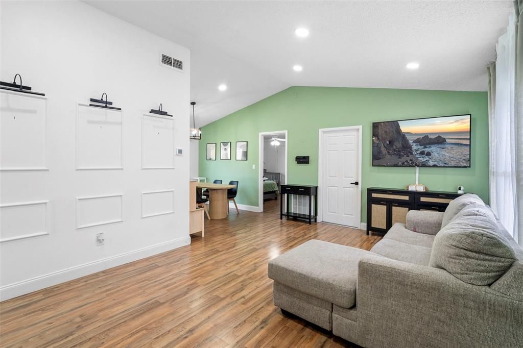 合同活跃: $269,900 (3 贝兹, 2 浴室, 1056 平方英尺)