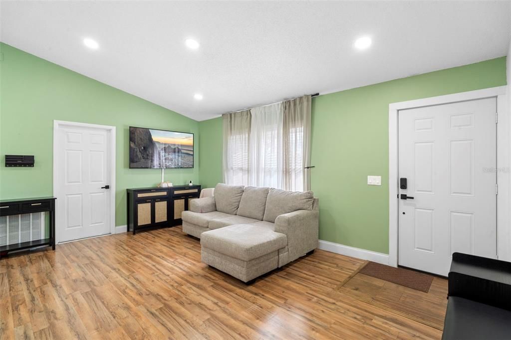 合同活跃: $269,900 (3 贝兹, 2 浴室, 1056 平方英尺)