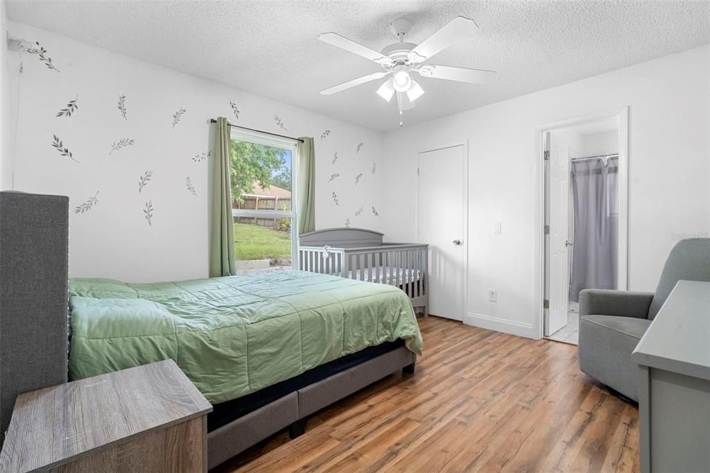 合同活跃: $269,900 (3 贝兹, 2 浴室, 1056 平方英尺)