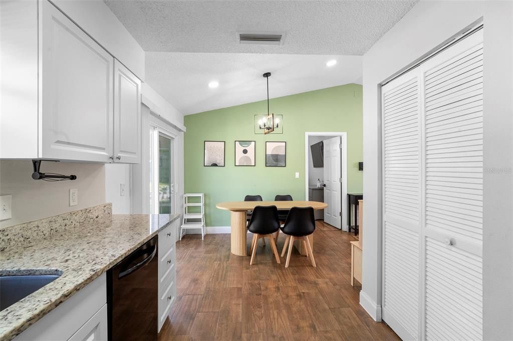 合同活跃: $269,900 (3 贝兹, 2 浴室, 1056 平方英尺)