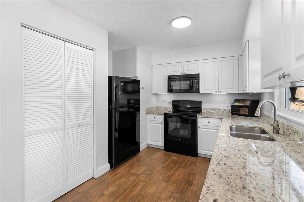 合同活跃: $269,900 (3 贝兹, 2 浴室, 1056 平方英尺)