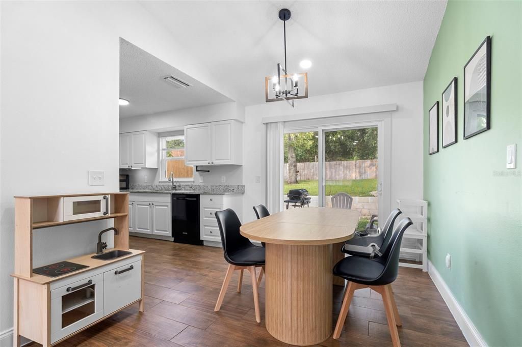 合同活跃: $269,900 (3 贝兹, 2 浴室, 1056 平方英尺)