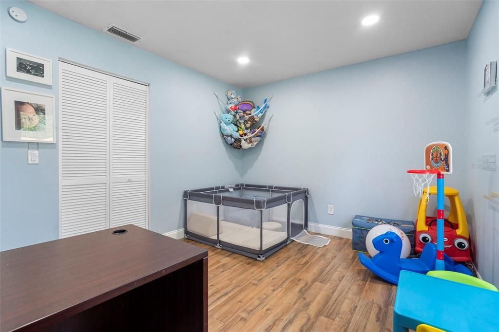 合同活跃: $269,900 (3 贝兹, 2 浴室, 1056 平方英尺)