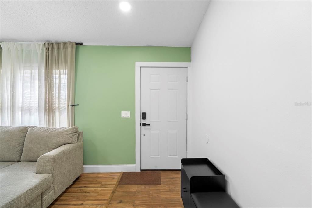 合同活跃: $269,900 (3 贝兹, 2 浴室, 1056 平方英尺)