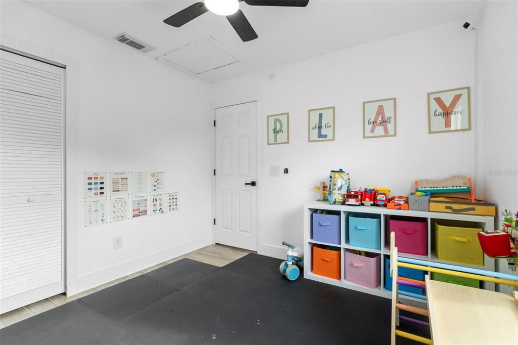 合同活跃: $269,900 (3 贝兹, 2 浴室, 1056 平方英尺)