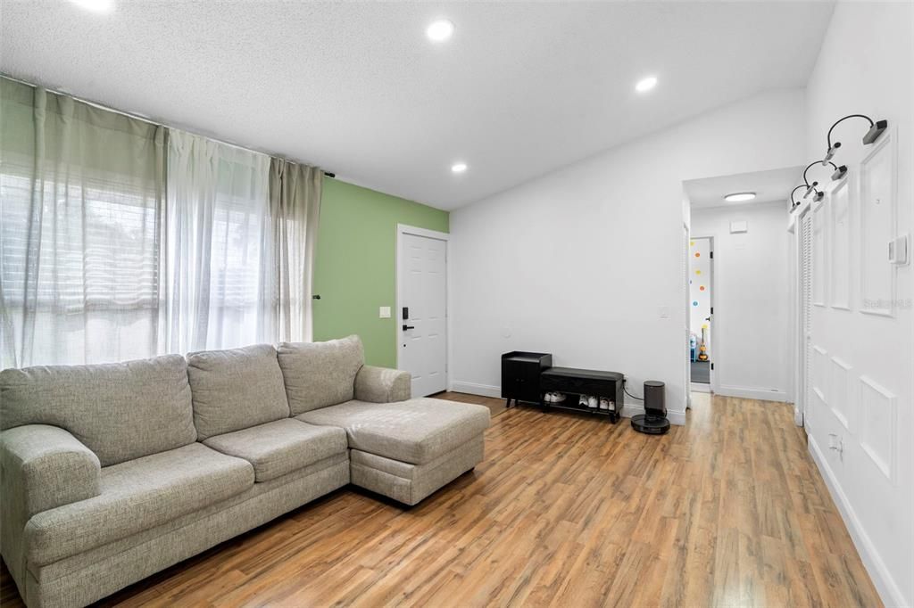 合同活跃: $269,900 (3 贝兹, 2 浴室, 1056 平方英尺)