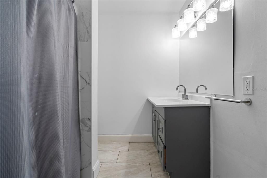 合同活跃: $269,900 (3 贝兹, 2 浴室, 1056 平方英尺)