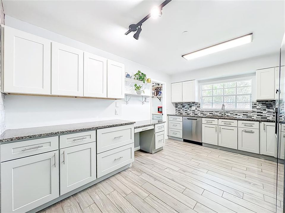 Под контрактом: $539,000 (3 спален, 2 ванн, 1867 Квадратных фут)