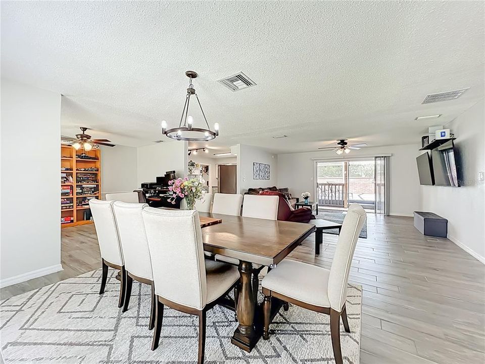 Под контрактом: $539,000 (3 спален, 2 ванн, 1867 Квадратных фут)