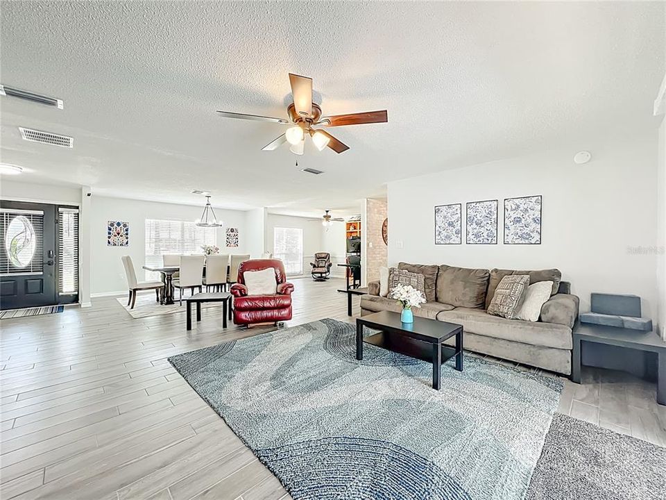 Под контрактом: $539,000 (3 спален, 2 ванн, 1867 Квадратных фут)