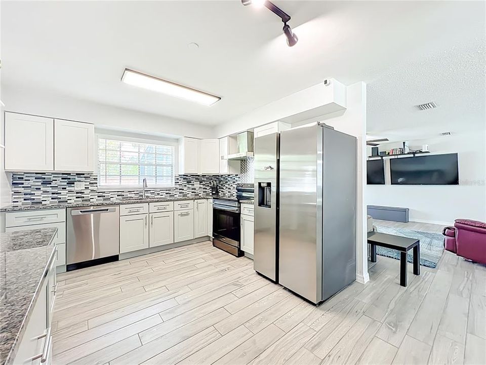 Под контрактом: $539,000 (3 спален, 2 ванн, 1867 Квадратных фут)