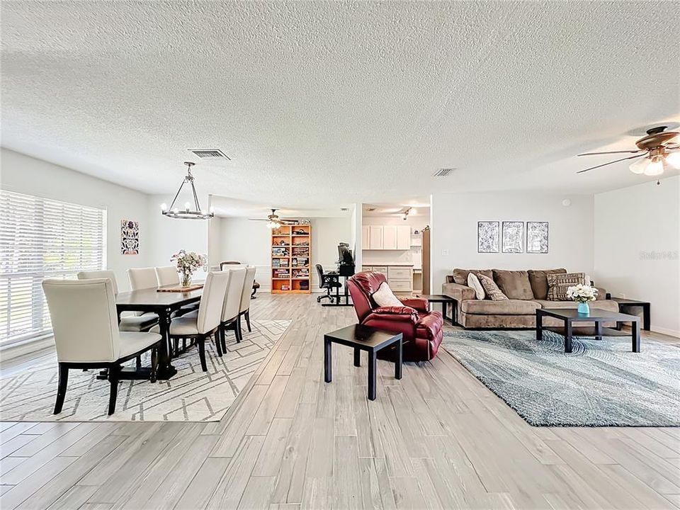 Под контрактом: $539,000 (3 спален, 2 ванн, 1867 Квадратных фут)