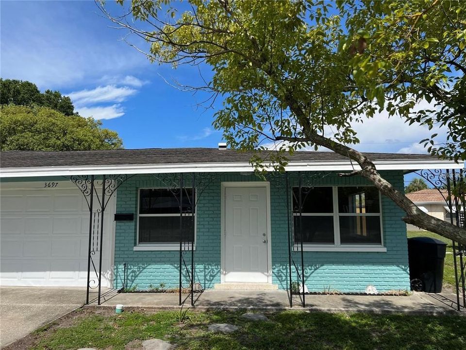 Active With Contract: $1,700 (1 beds, 1 baths, 700 Square Feet)