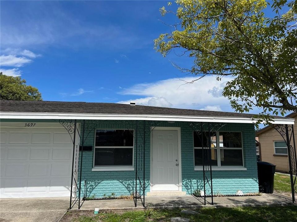 Active With Contract: $1,700 (1 beds, 1 baths, 700 Square Feet)