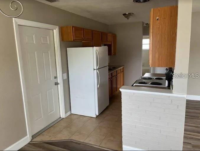 Active With Contract: $1,700 (1 beds, 1 baths, 700 Square Feet)