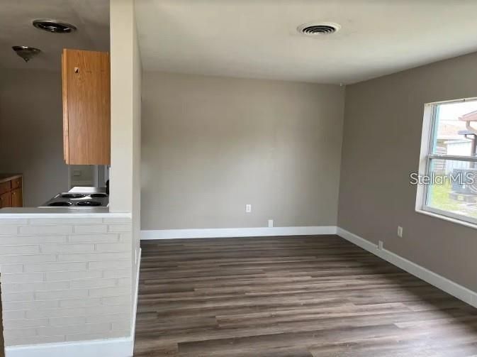 Active With Contract: $1,700 (1 beds, 1 baths, 700 Square Feet)