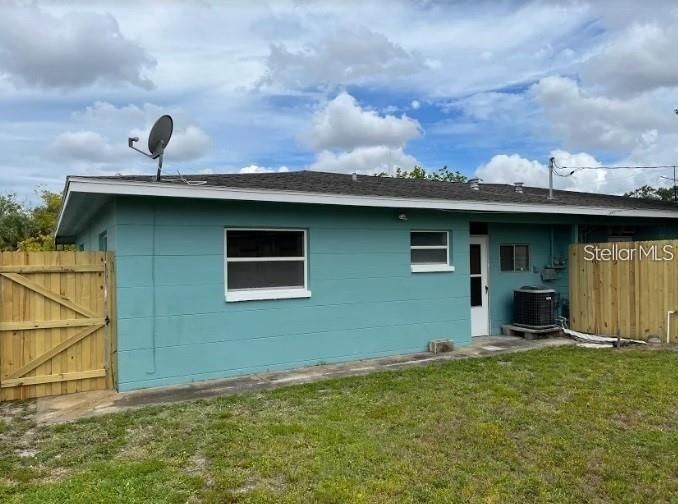 Active With Contract: $1,700 (1 beds, 1 baths, 700 Square Feet)