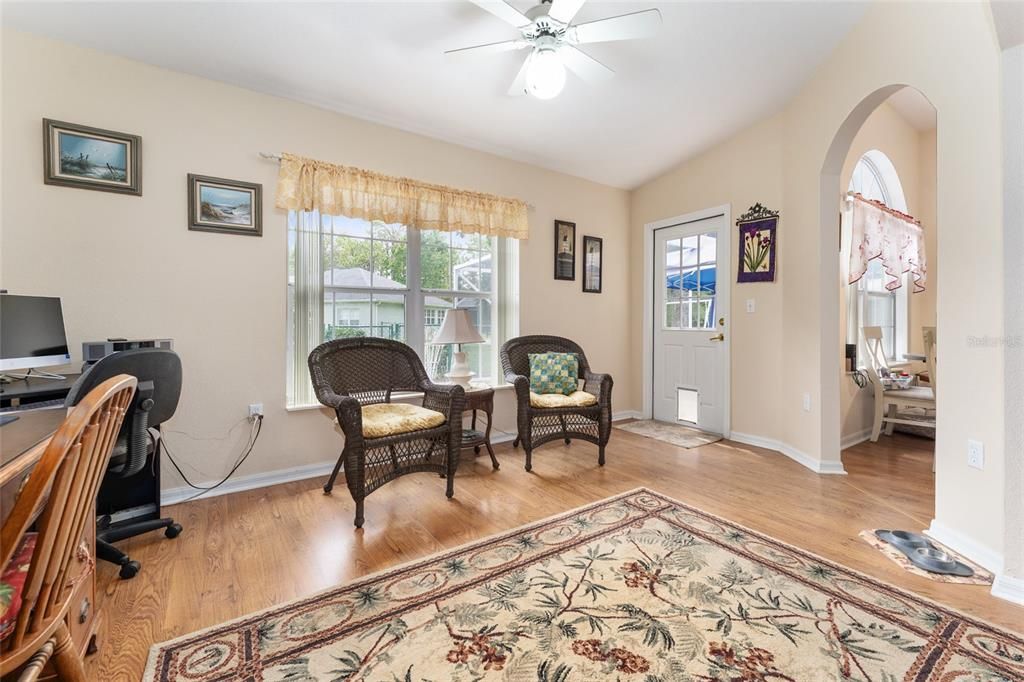 Под контрактом: $269,888 (3 спален, 2 ванн, 1869 Квадратных фут)