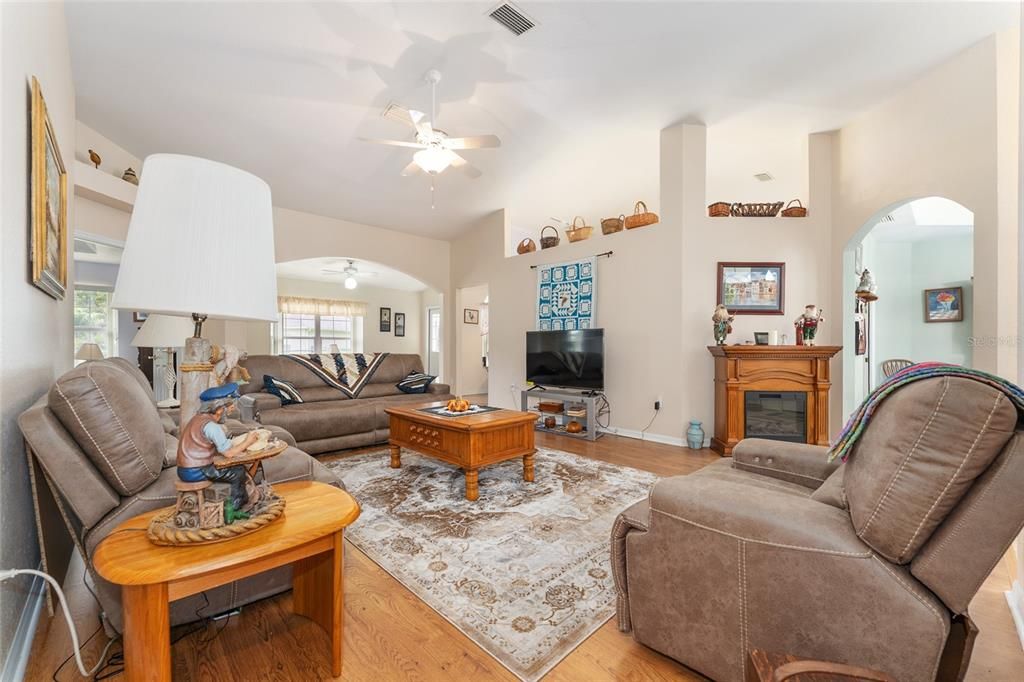 Под контрактом: $269,888 (3 спален, 2 ванн, 1869 Квадратных фут)