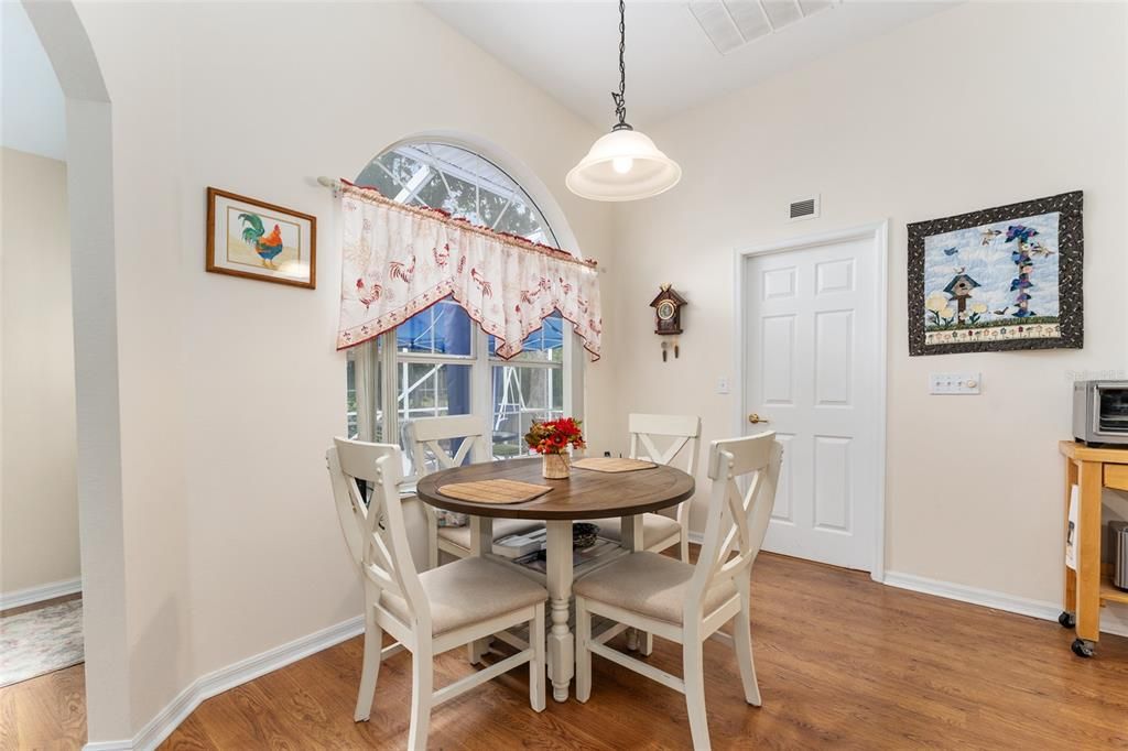 Под контрактом: $269,888 (3 спален, 2 ванн, 1869 Квадратных фут)