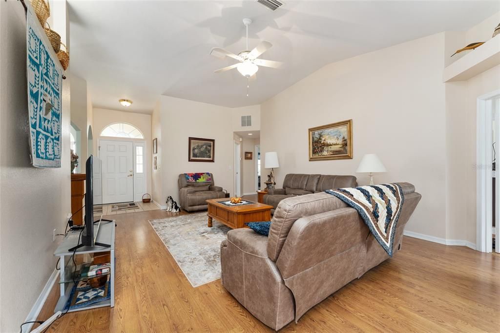 Под контрактом: $269,888 (3 спален, 2 ванн, 1869 Квадратных фут)