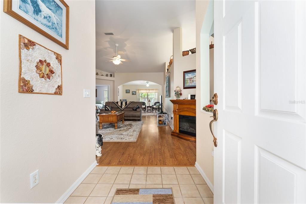 Под контрактом: $269,888 (3 спален, 2 ванн, 1869 Квадратных фут)