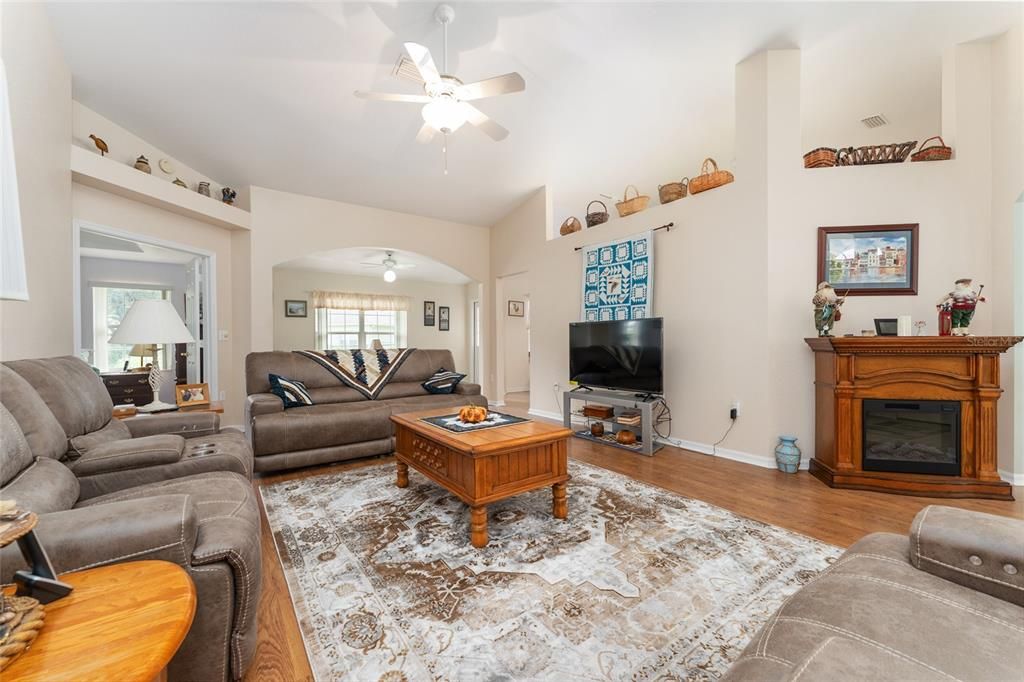 Под контрактом: $269,888 (3 спален, 2 ванн, 1869 Квадратных фут)