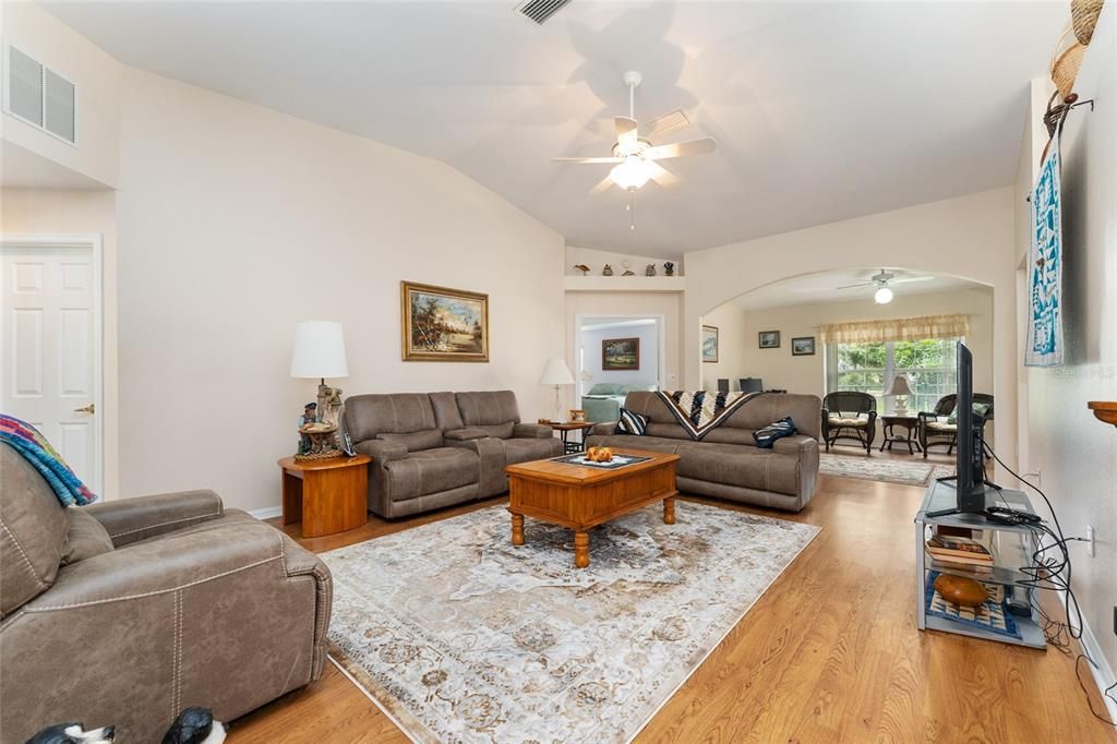 Под контрактом: $269,888 (3 спален, 2 ванн, 1869 Квадратных фут)