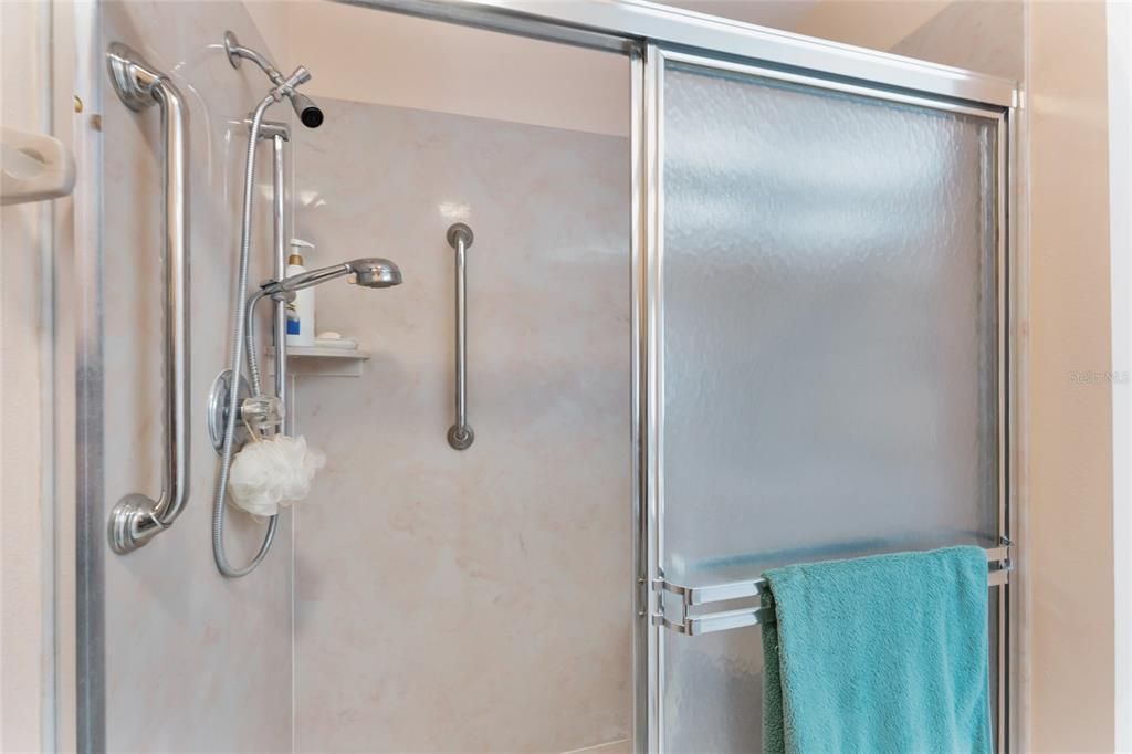 Под контрактом: $269,888 (3 спален, 2 ванн, 1869 Квадратных фут)