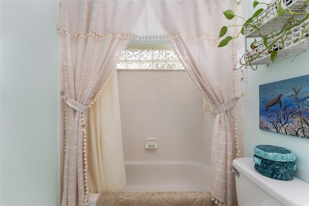 Под контрактом: $269,888 (3 спален, 2 ванн, 1869 Квадратных фут)