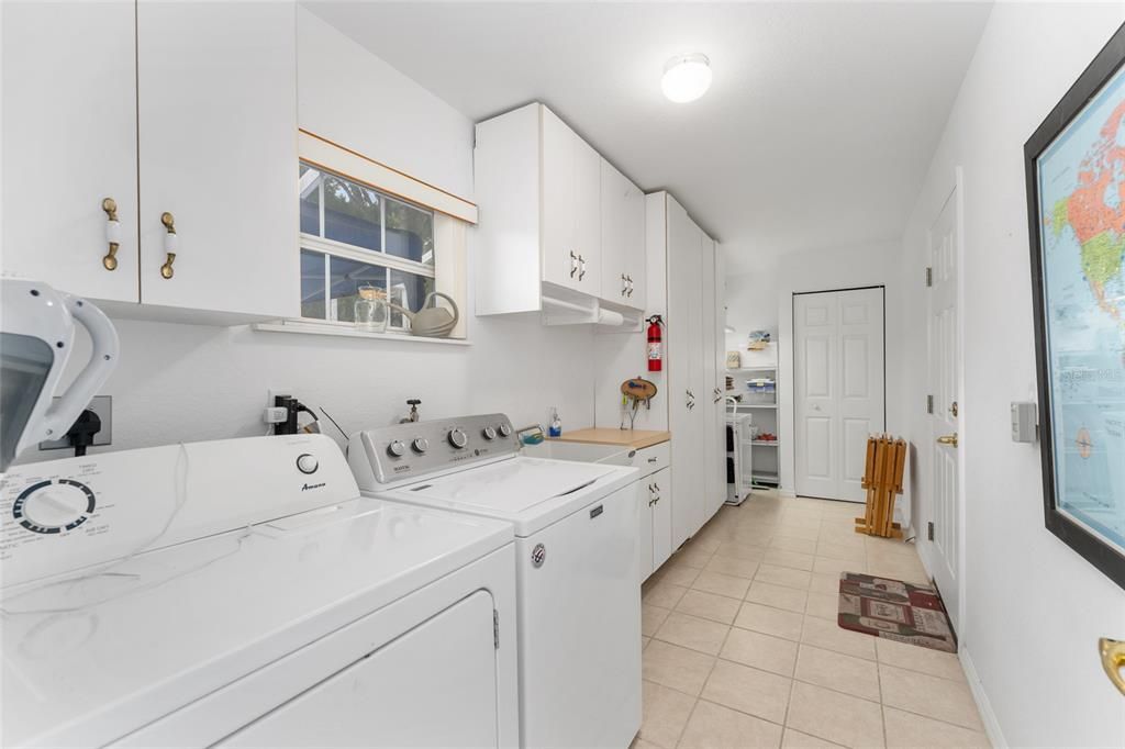 Под контрактом: $269,888 (3 спален, 2 ванн, 1869 Квадратных фут)