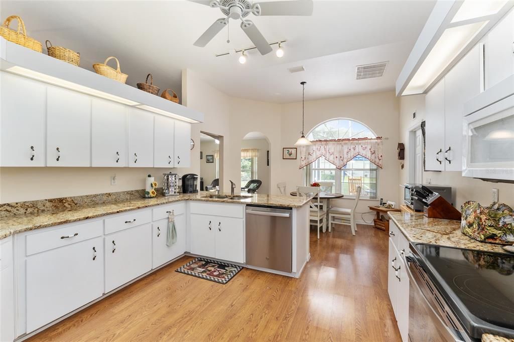 Под контрактом: $269,888 (3 спален, 2 ванн, 1869 Квадратных фут)