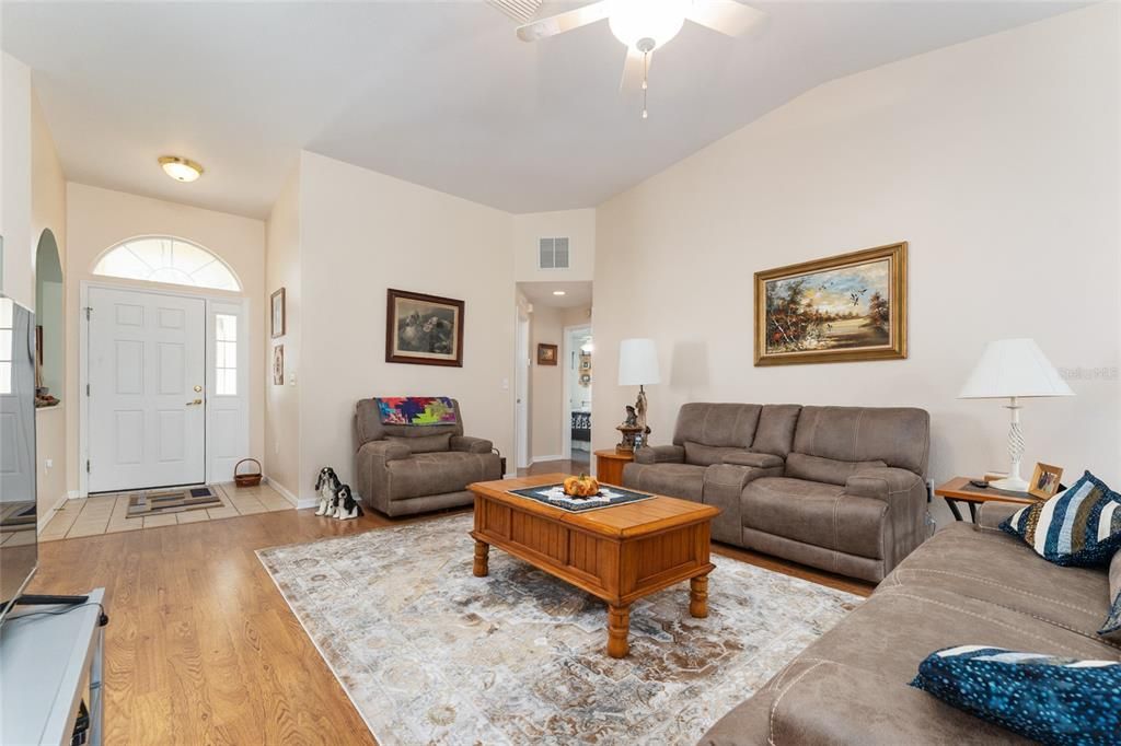 Под контрактом: $269,888 (3 спален, 2 ванн, 1869 Квадратных фут)