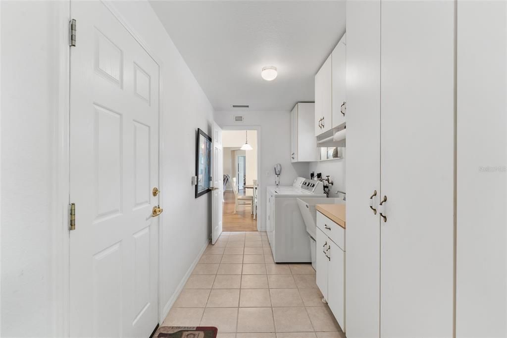 Под контрактом: $269,888 (3 спален, 2 ванн, 1869 Квадратных фут)