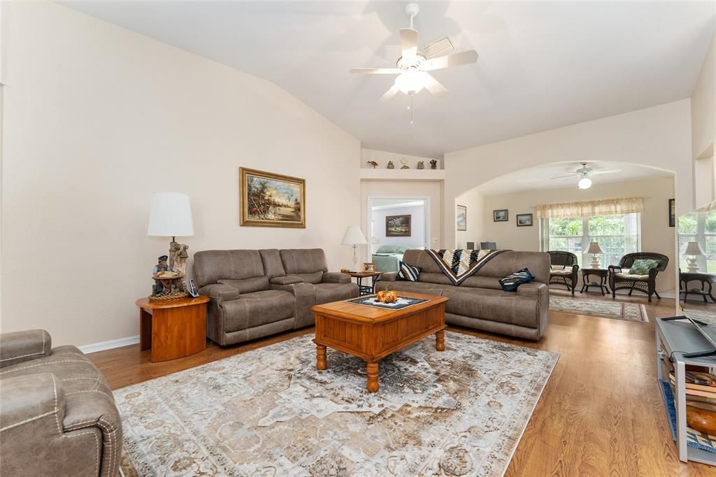 Под контрактом: $269,888 (3 спален, 2 ванн, 1869 Квадратных фут)