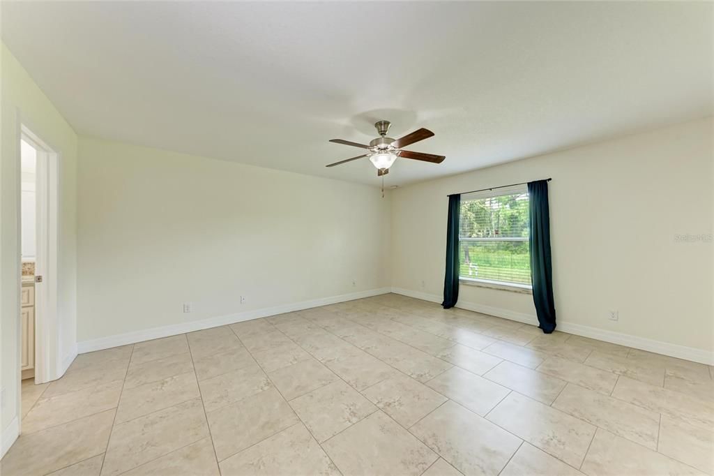 Activo con contrato: $1,900 (3 camas, 2 baños, 1427 Pies cuadrados)