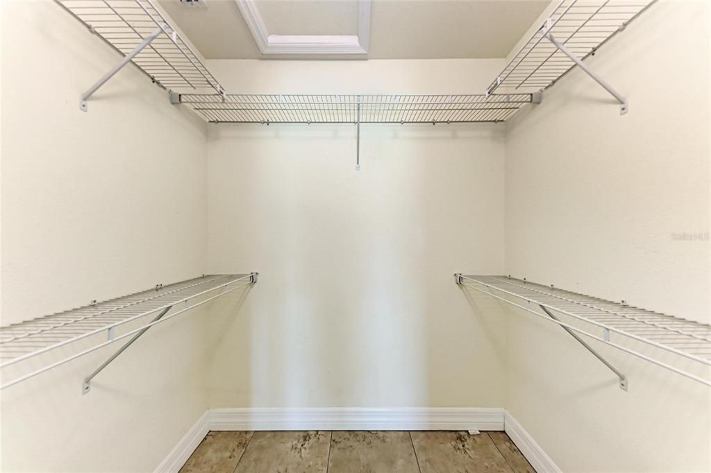 Activo con contrato: $1,900 (3 camas, 2 baños, 1427 Pies cuadrados)