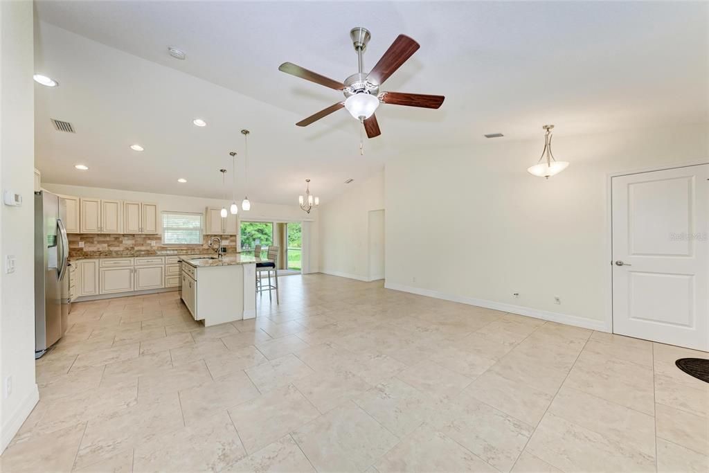 Activo con contrato: $1,900 (3 camas, 2 baños, 1427 Pies cuadrados)