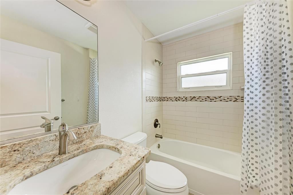 Activo con contrato: $1,900 (3 camas, 2 baños, 1427 Pies cuadrados)