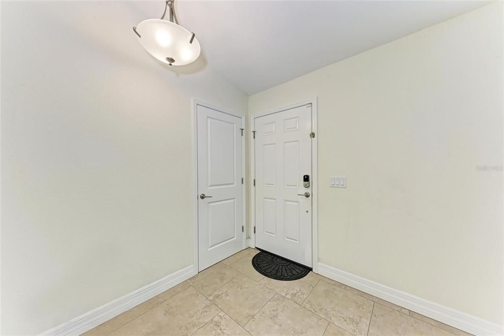 Activo con contrato: $1,900 (3 camas, 2 baños, 1427 Pies cuadrados)